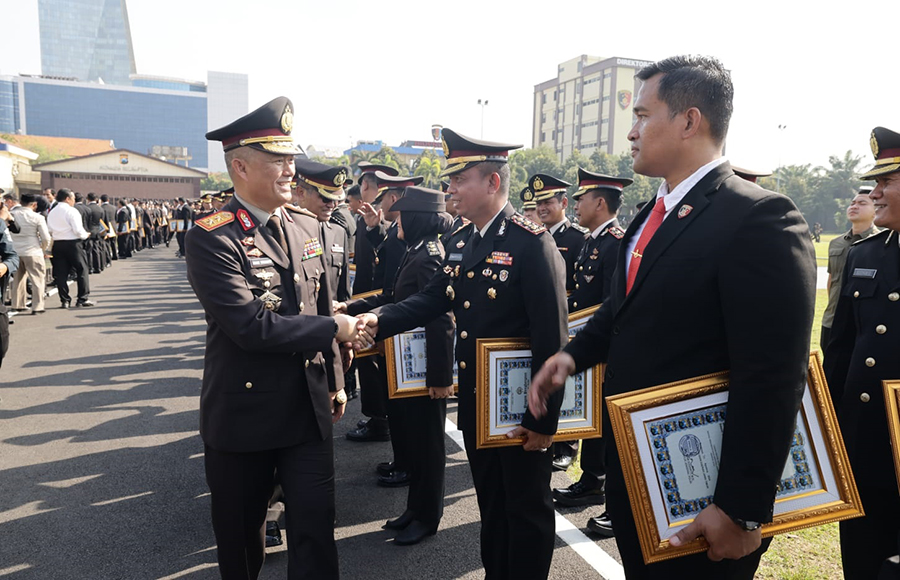 Kapolda Jatim Irjen Pol Imam Sugianto (kiri) memberikan penghargaan kepada Wakapolresta Banyuwangi AKBP Dewa Putu Eka Darmawan di Mapolda Jatim, Selasa (1/10).