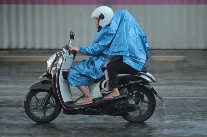 MULAI HUJAN: Pemotor melintasi Jalan di Desa Sragi, Kecamatan Songgon dalam kondisi hujan Selasa (1/10).