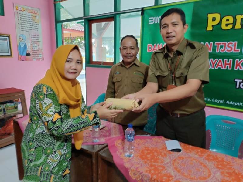 BANTUAN: ADM Perhutani Banyuwangi Selatan Wahyu Dwi Hadmojo, Wakil ADM Giman menyerahkan dana bantuan secara simbolis kepada ketua Yayasan Taruna Rimba Perhutani Cabang Banyuwangi Selatan Rafianti.