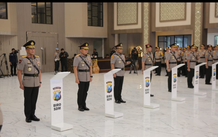 Kapolda Jatim Irjen Pol Imam Sugianto melantik sejumlah pejabat baru di jajaran Polda Jatim, Kamis (3/10). Ikut dilantik Kapolresta Banyuwangi yang baru, Kombespol Rama Samtama Putra.