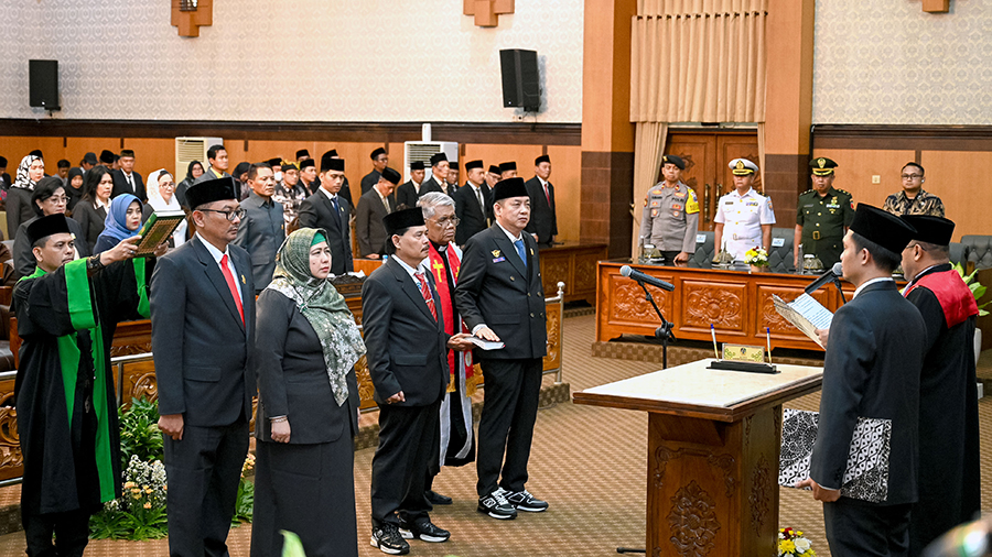 Ketua PN Banyuwangi I Gedhe Yuliarta melantik dan mengambil sumpah pimpinan DPRD periode 2024-2029 dalam rapat paripurna  istimewa di gedung DPRD Banyuwangi, Rabu (2/10