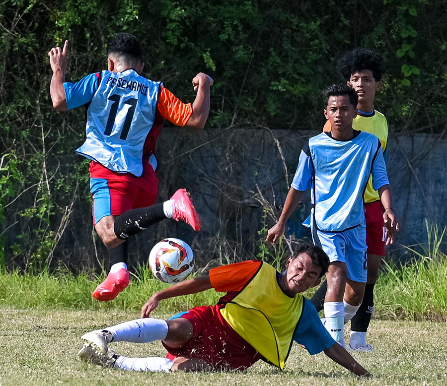Para pemain yang akan dipilih dalam skuad Persewangi menjalani serangkaian uji coba di lapangan AIL Rogojampi, Rabu (2/10).