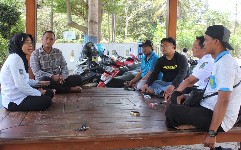 REMBUK: Pokmas Desa Alasmalang, Kecamatan Singojuruh didampingi Kepala Desa Alasmalang Abdul Munir (dua dari kanan) menemui Korsda Singojuruh Suwarsini (kiri) Rabu (2/10).
