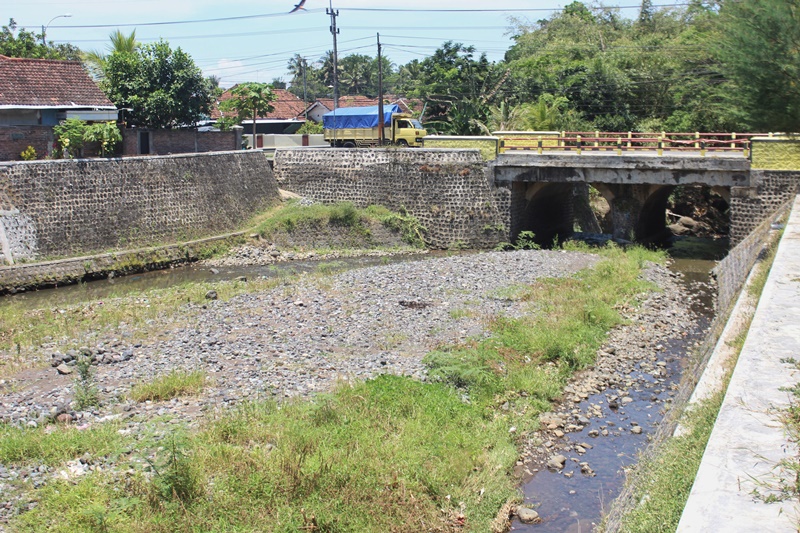 MENUMPUK: Sedimen material pasir dan kerikil di sekitar Dam Garit, Desa Alasmalang, Kecamatan Singojuruh, menumpuk hingga ketinggian satu meter Rabu (2/10).