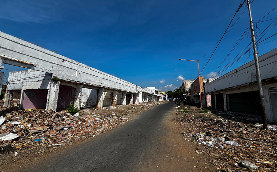 Pasar Banyuwangi akan direvitalisasi dengan total luas lahan sekitar 1 hektare. Pasar tersebut akan memiliki gedung utama yang terdiri dua lantai dengan arsitektur khas Oseng.