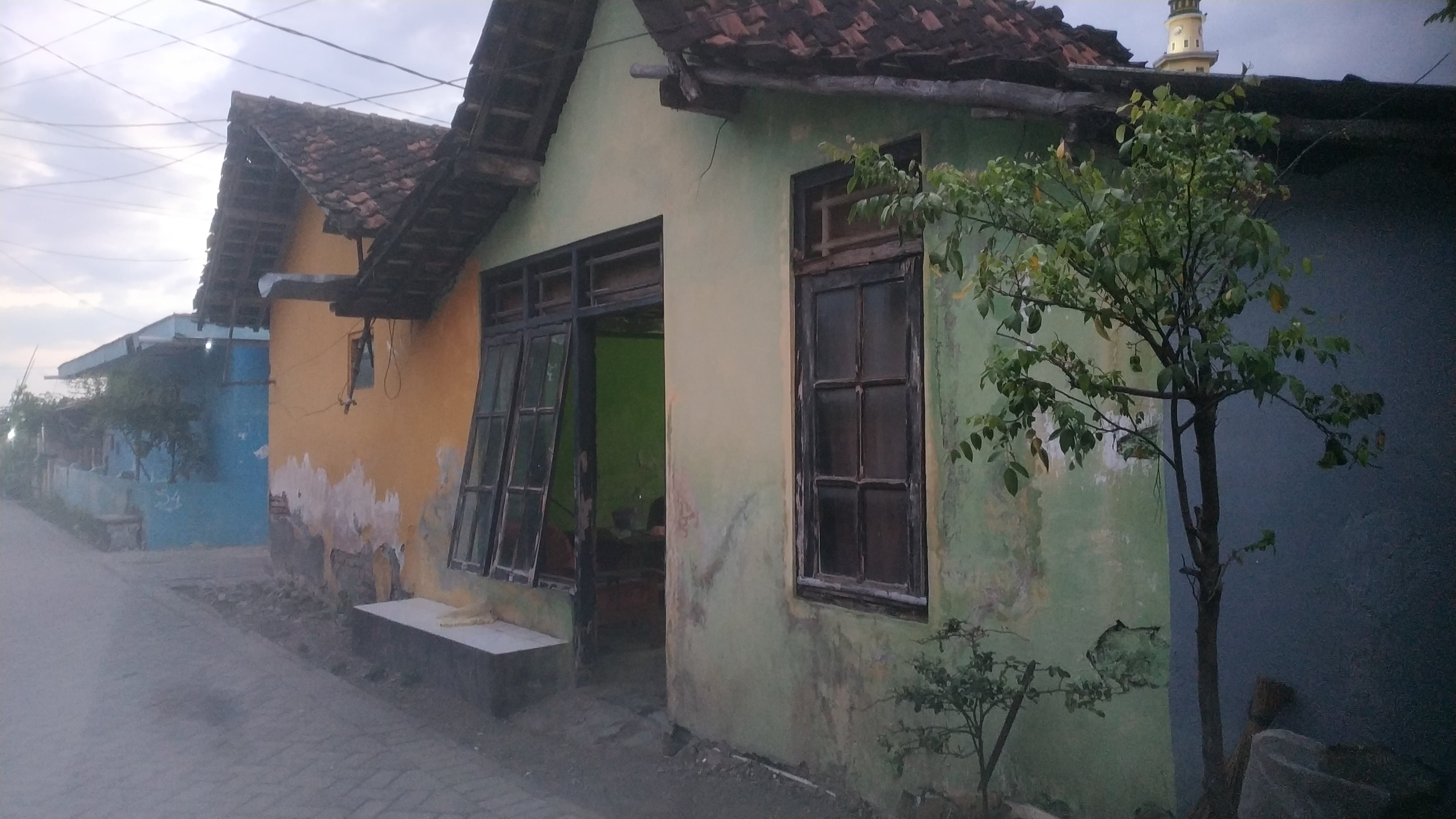 Kondisi rumah T, Senin sore (7/10) sesaat usai korban ditemukan tewas tak bernyawa.
