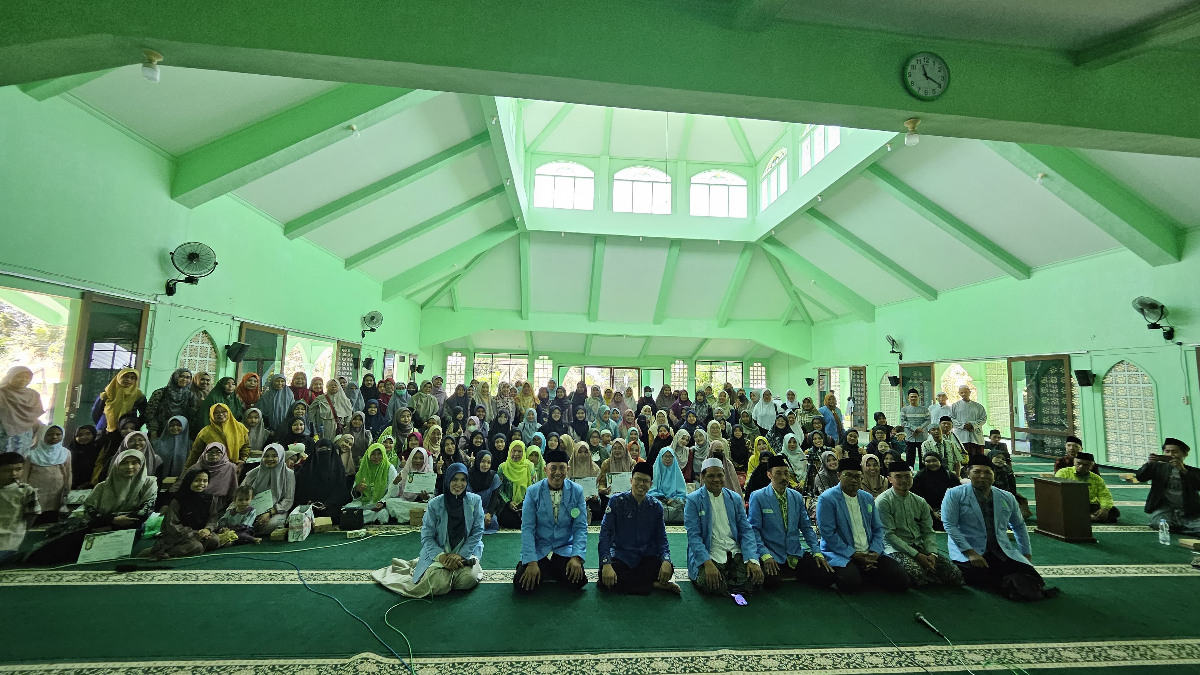 LPPD-SDM DPD BKPRMI Banyuwangi beserta 350 peserta pelatihan BCM di Masjid Hijau Baitullah, Kelurahan Kebalenan, Banyuwangi, Minggu (6/10).