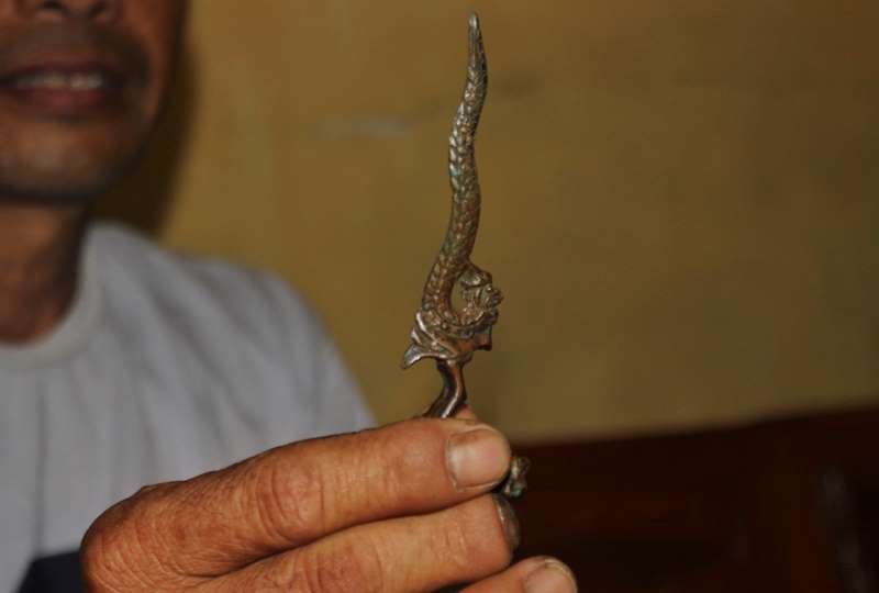 GAMAN: Keris kecil yang ditemukan Ny Suji di sumber air Dusun Pekiringan, Desa Sumbersari, Kecamatan Srono Minggu (6/10).