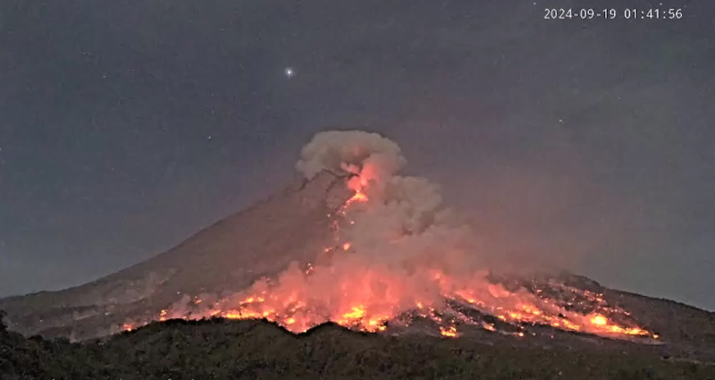 LAVA: Gunung Merapi di Jogjakarta meluncurkan lava