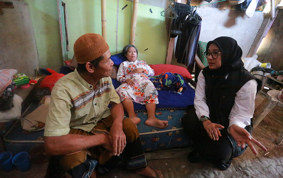PRIORITASKAN KESEHATAN: Ipuk Fiestiandani menjenguk pasutri Holawik dan Hayami di wilayah Kecamatan Glagah, Minggu (6/10).