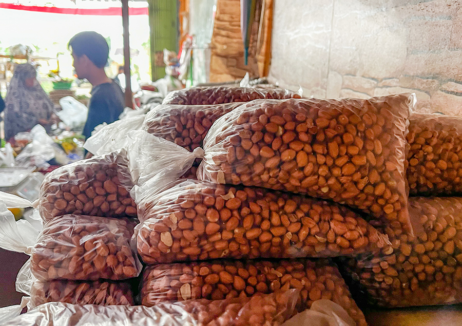 MURAH BERGIZI: Kacang tanah goreng dijual dalam bentuk kemasan plastik ukuran kecil.