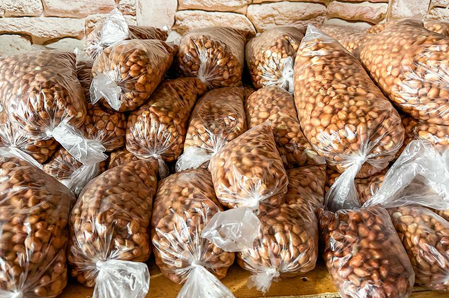 BEBAS MINYAK: Kacang tanah kupas yang telah dimasak dengan cara dioven, dijual dalam kemasan plastik ukuran kecil.