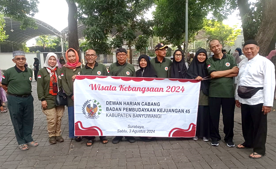 Rombongan peziarah dari Banyuwangi foto bersama di Kompleks Makam Sunan Ampel Surabaya beberapa waktu lalu.