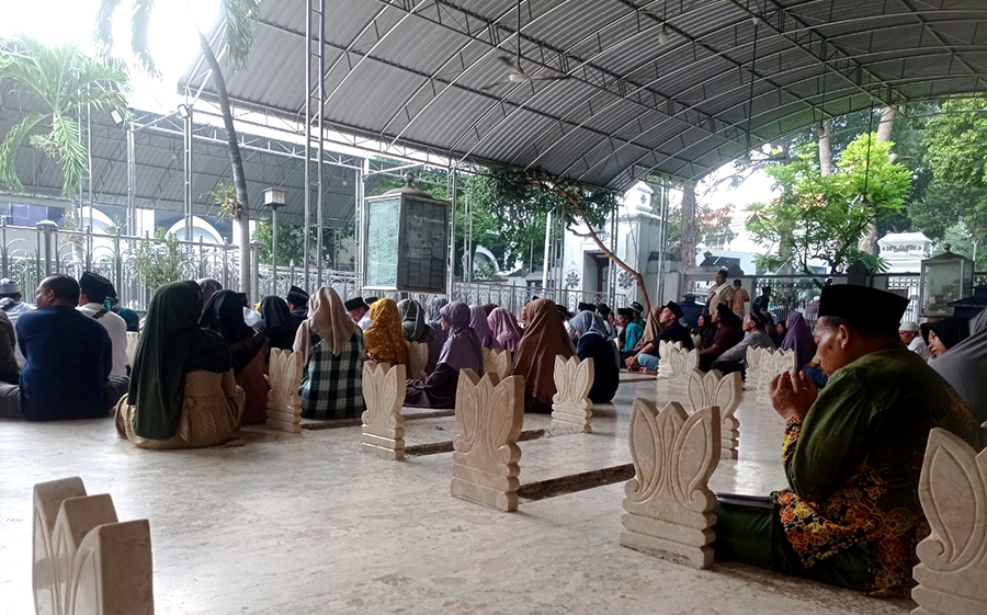 Kompleks makam Sunan Ampel Surabaya selalu ramai dikunjungi  peziarah dari berbagai daerah di Indonesia.