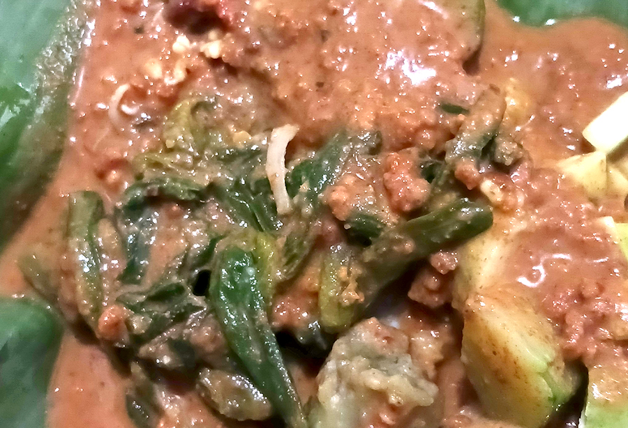 PEANUT SAUCE: Kumpulan sayur tak bisa disebut sebagai pecel jika belum disiram bumbu kacang seperti ini.