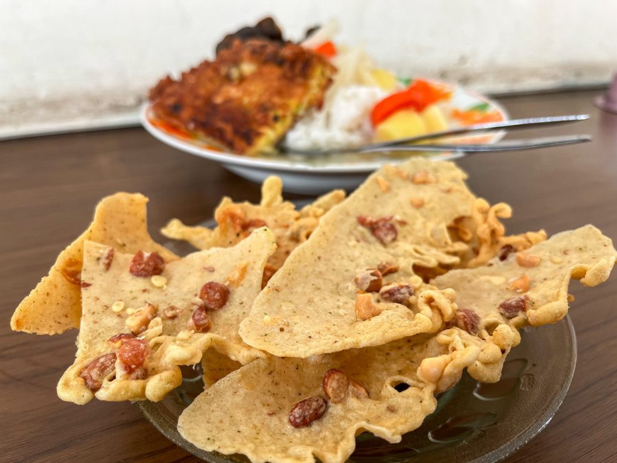 TIPIS: Peyek kacang biasanya selalu ada pada menu nasi pecel.