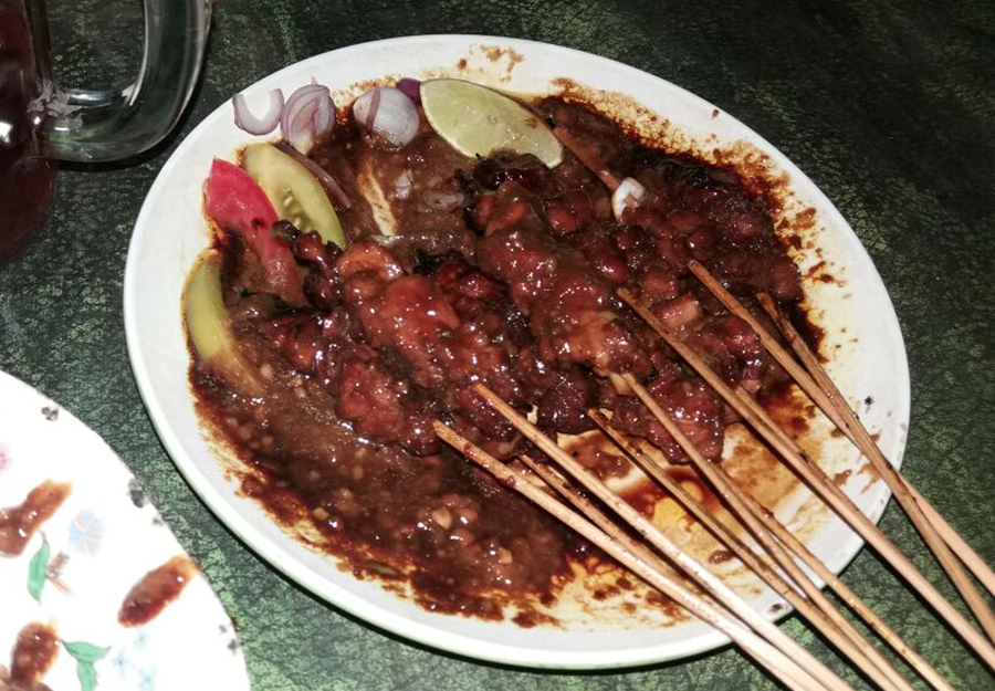 PAKAI KECAP: Sate Madura lebih sedap dinikmati dengan sambal kacang.