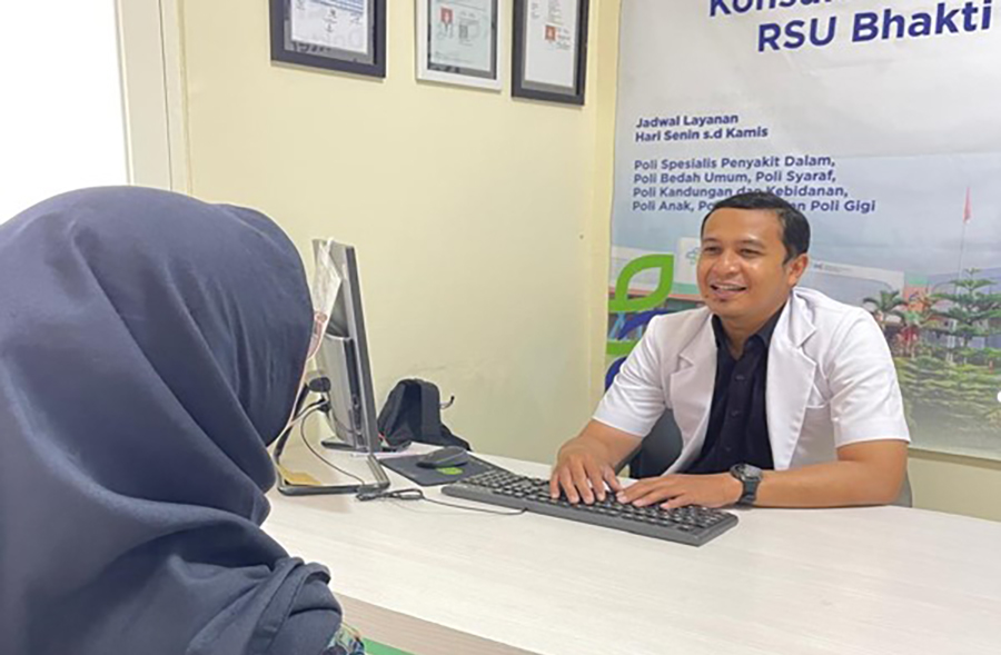 LAYANAN: dr Nurul Huda SpB melayani konsultasi pasien di Poli Spesialis Bedah RSU Bhakti Husada, Krikilan, Kecamatan Glenmore.