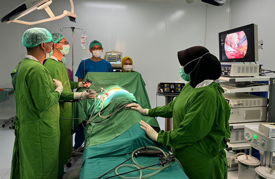 MINIM SAYATAN: dr Yulian Salis Patriawan SpU bersama tim bedah melakukan operasi laparoskopi urologi di RSUD Genteng.