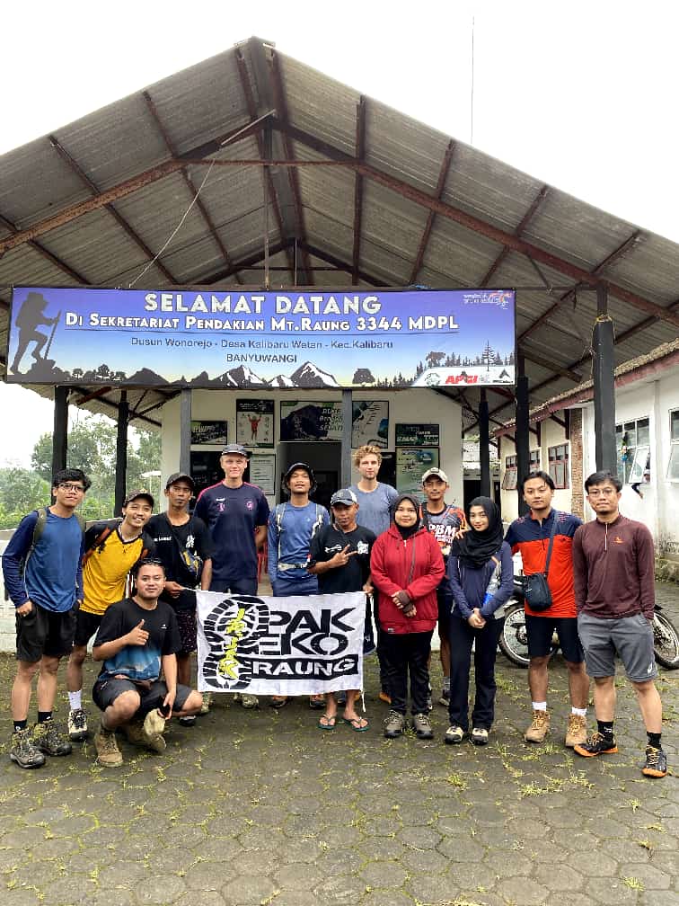 SEBELUM MENAKI: Para pendaki siap naik ke Gunung Raung melalui jalur Dusun Wonorejo, Desa Kalibaru Wetan, Kecamatan Kalibaru.