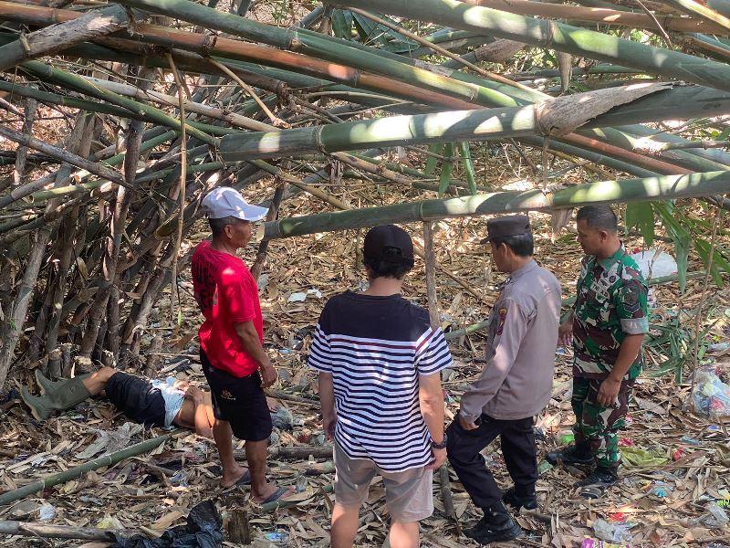 CEK: Anggota Polsek dan Koramil Gambiran saat memeriksa jenazah Tajuwit yang ditemukan meninggal di kebun bambu Dusun Stembel, Desa/Kecamatan Gambiran pada Minggu (6/10 sore.