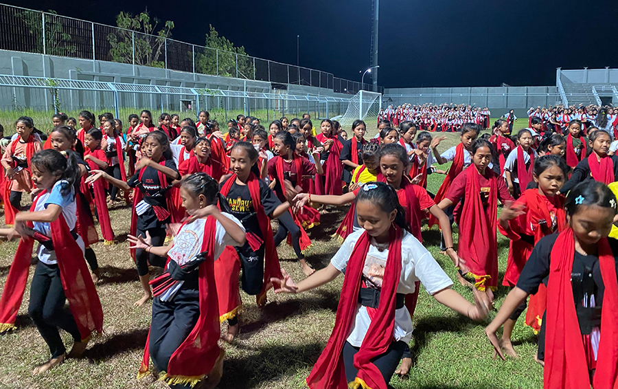 Latihan gandrung sewu di Stadion Diponegoro Banyuwangi berlangsung sampai malam.