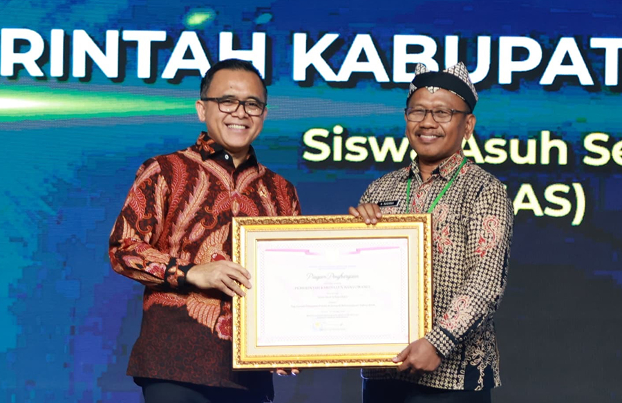 Menteri PANRB Abdullah Azwar Anas menyerahkan sertifikat penghargaan kepada Plt Bupati Sugirah di Jakarta, Rabu (8/10).