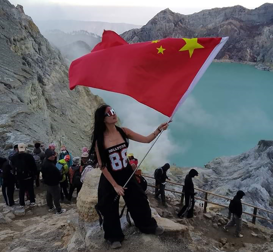 Salah seorang wisman China mengibarkan bendera nasional Republik Rakyat Tiongkok warna merah dengan lima bintang di dekat Kawah Ijen pekan lalu.