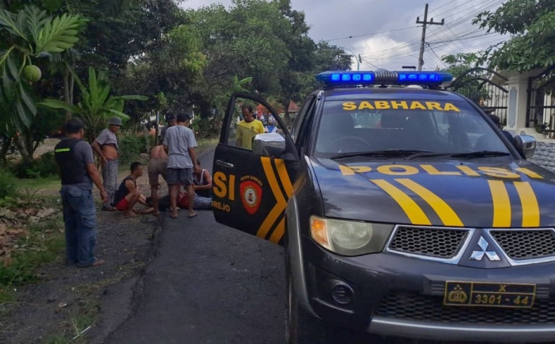 LAKA: Warga Dusun Gunungsari, Desa/Kecamatan Bangorejo menolong Ahmad Masduki yang terluka setelah terlibat kecelakaan dengan mini bus Selasa (8/10)