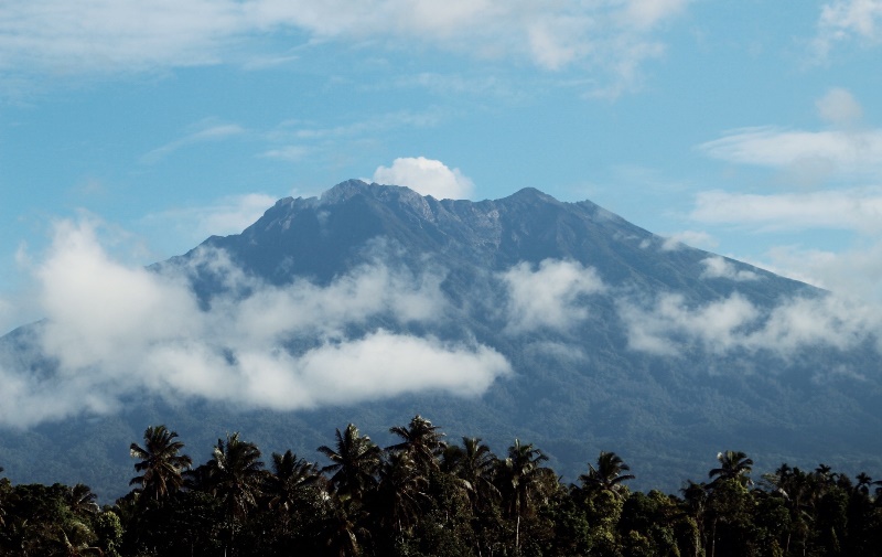 MEGAH: Puncak Gunung Raung difoto dari Desa Kalibaru Kulon, Kecamatan Kalibaru Selasa (8/10).