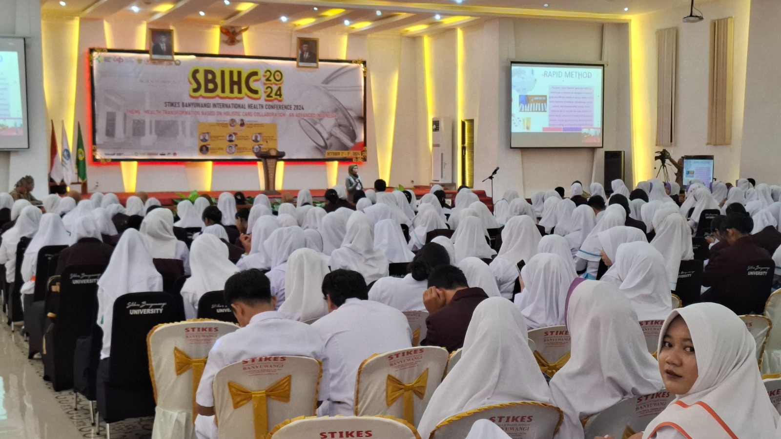 Narasumber memaparkan materi kepada para peserta konferensi di Auditorium GBK Kampus Stikes Banyuwangi.