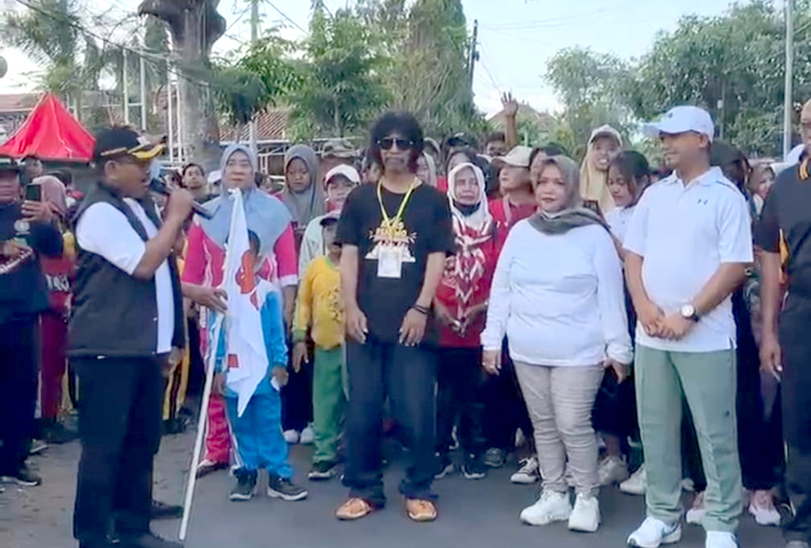 JALAN SEHAT: Plt Bupati Sugirah membuka event Banyuwangi Festival bertajuk Alas Purwo Extravaganza di RTH Purwoasri, Tegaldlimo, Minggu (6/10).