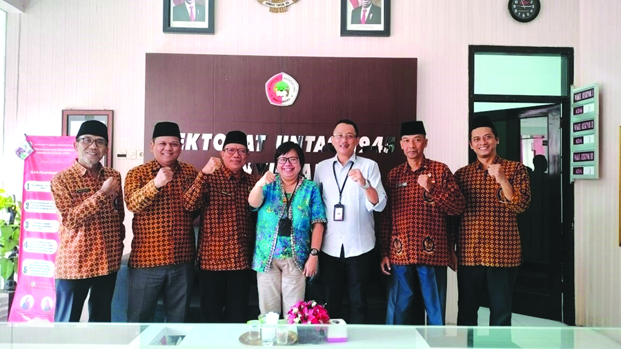 FOTO BERSAMA: Rektor Untag Yovita Vivianty Indradewi Admadjaja di antara pengurus DHC BPK 45 Banyuwangi.