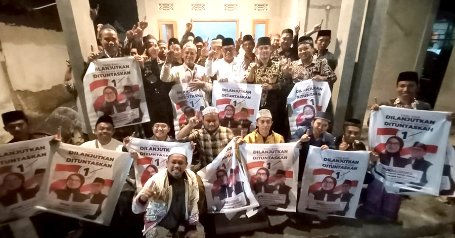 SUDAH TERBUKTI: Al Adab Muda Kecamatan Cluring menggelar deklarasi dukungan kepada pasangan Ipuk-Mujiono, Rabu malam (9/10).