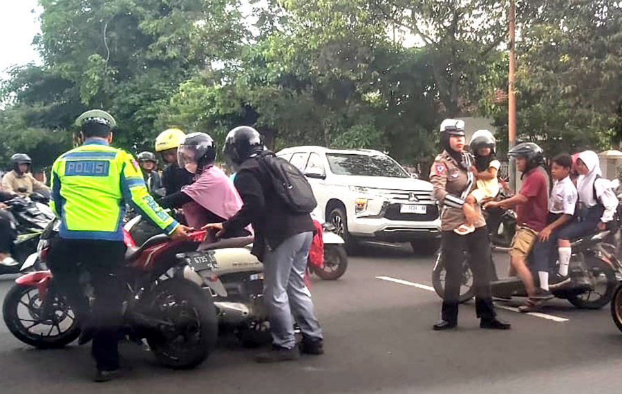 SIGAP: Seorang anggota Polwan Satlantas Polresta Banyuwangi Aipda Luly Giyana menggendong balita yang menjadi korban kecelakaan lalu lintas di simpang empat depan SDN 4 Penganjuran beberapa hari lalu.