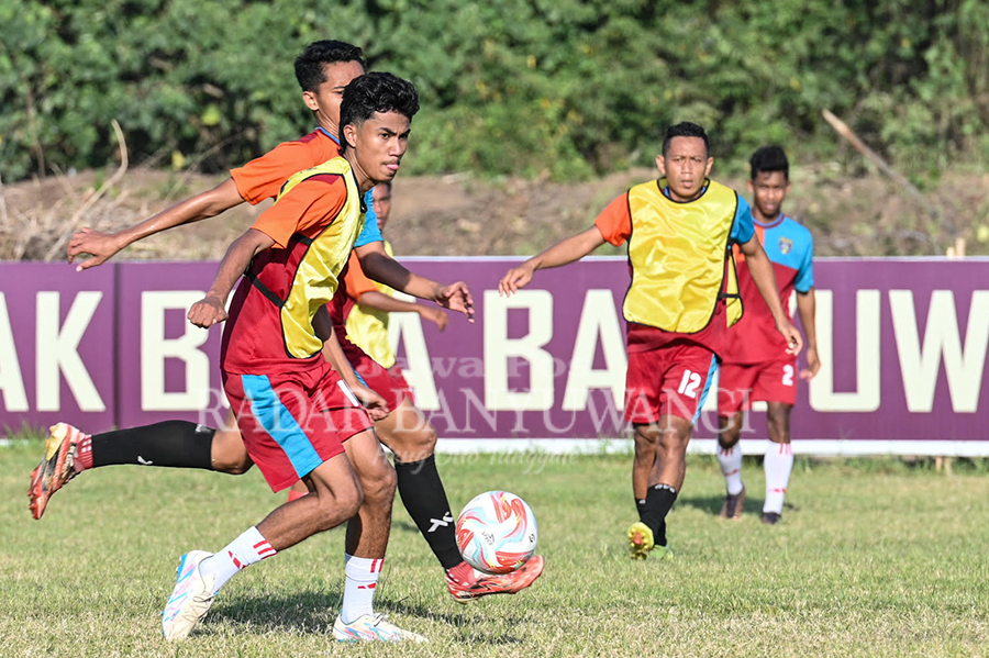 UJI COBA: Hampir setiap hari pemain Persewangi yang diproyeksikan bermain di Liga 3 Jatim menjalani latihan di lapangan AIL Desa Badean, Kabat, kemarin (10/10).