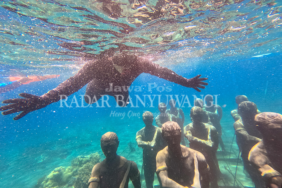 SPOT TOURISM BARU: Belasan patung yang menggambarkan kejayaan Kerajaan Majapahit ditenggelamkan di bawah laut Pantai Bangsring.