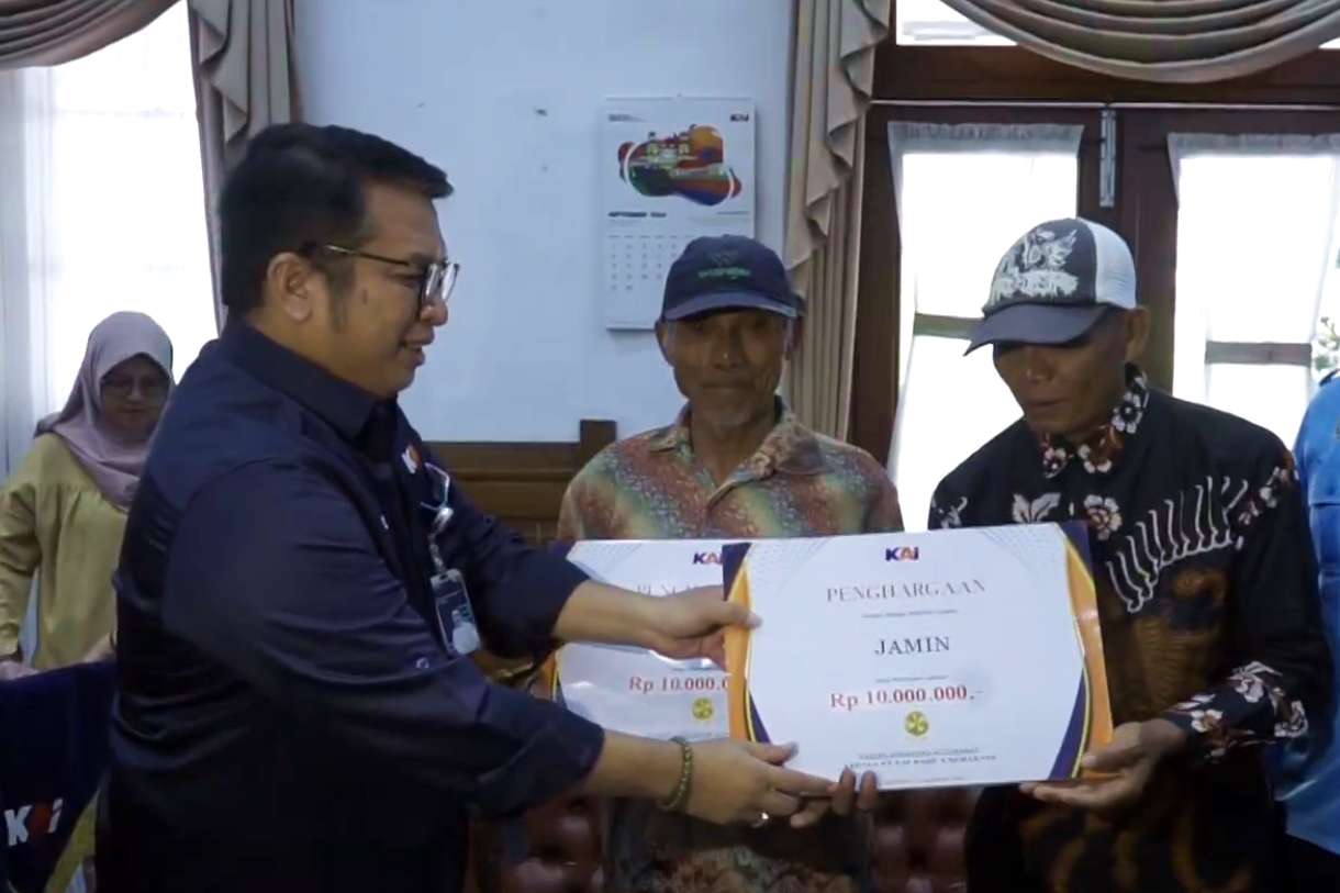 Jamin dan Sarmo, lansia asal Blora penyelamat KA Dharmawangsa mendapat apresiasi dari KAI.