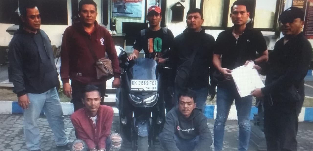DIPAJANG: Polisi dan barang bukti berikut dua pelaku diamankan di Polsek KP3 Gilimanuk