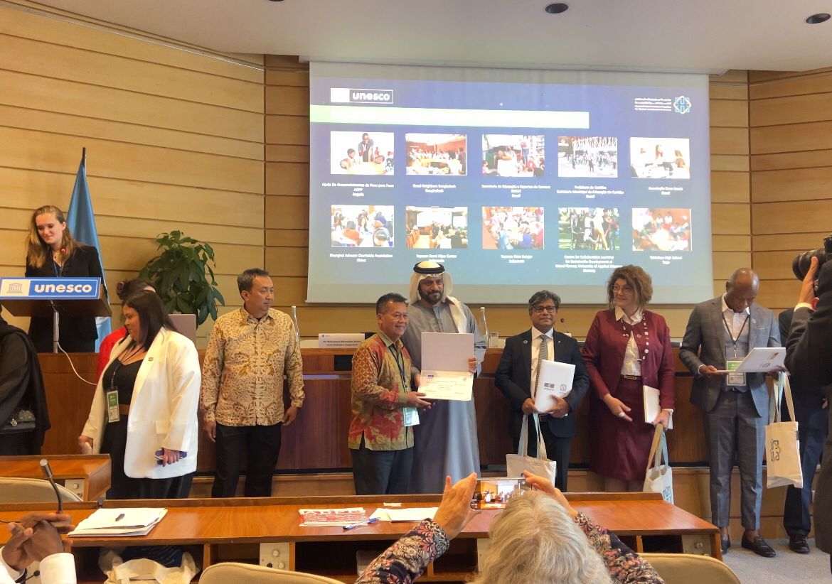 Direktur Bumi Hijau Center Sunari menerima sertifikat predikat Top 10 dalam ajang UNESCO Hamdan Prize for Teacher Development di Place de Fontenoy, Kota Paris, Prancis pada Jumat (4/10).