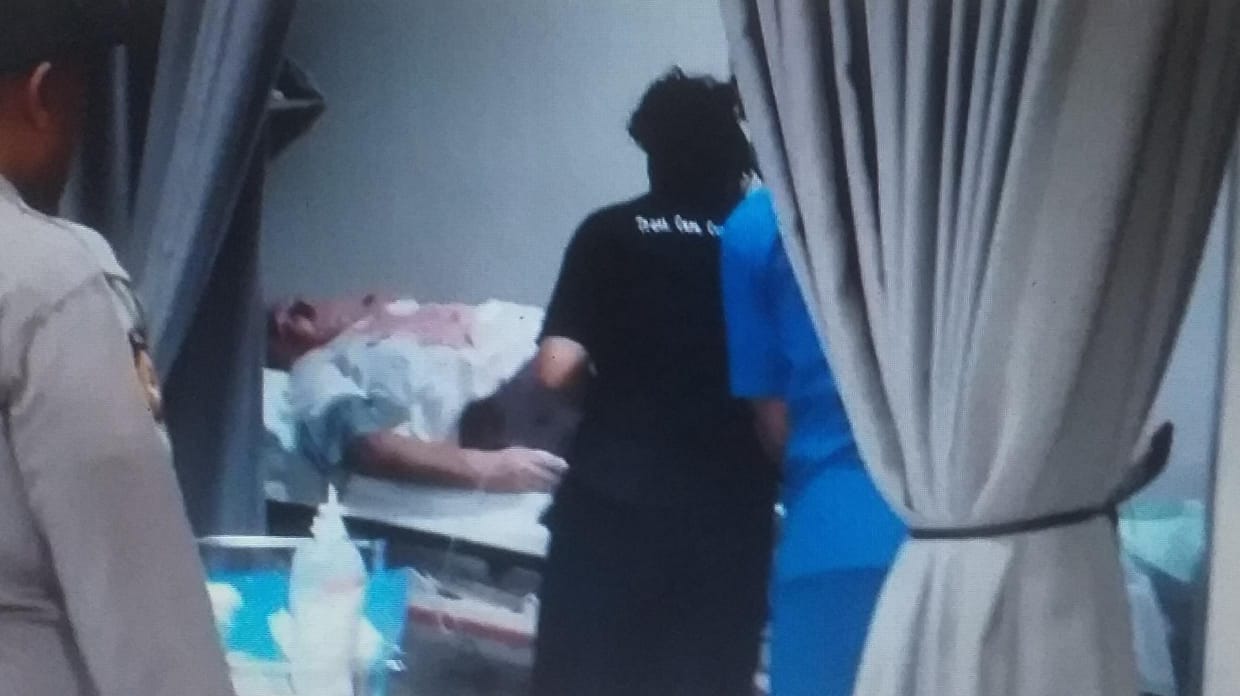 LUKA-LUKA: Bule asal Australia mendapat perawatan medis di Est Medical usai terjun ke dalam jembatan