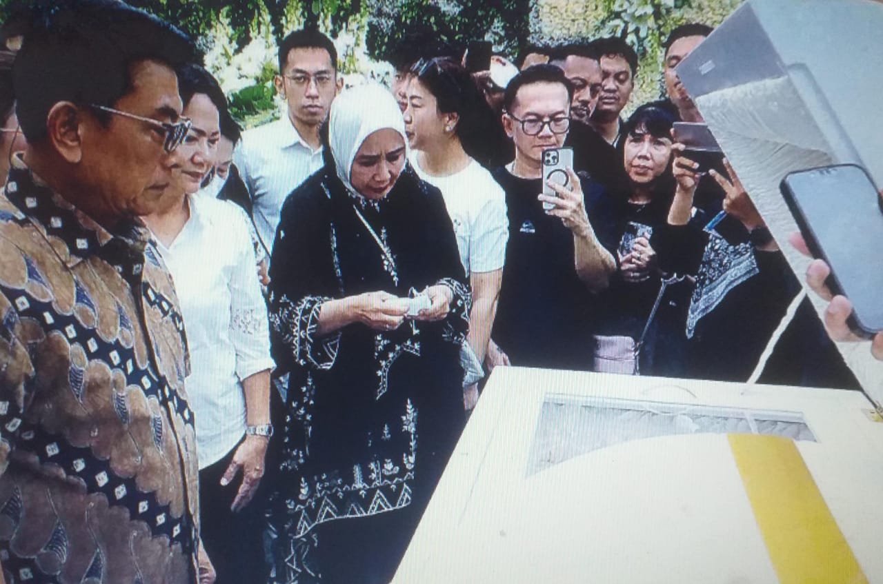 BERDUKA: Jenazah Benny Laos saat disemayamkan di RSPAD Gato Subroto Jakarta