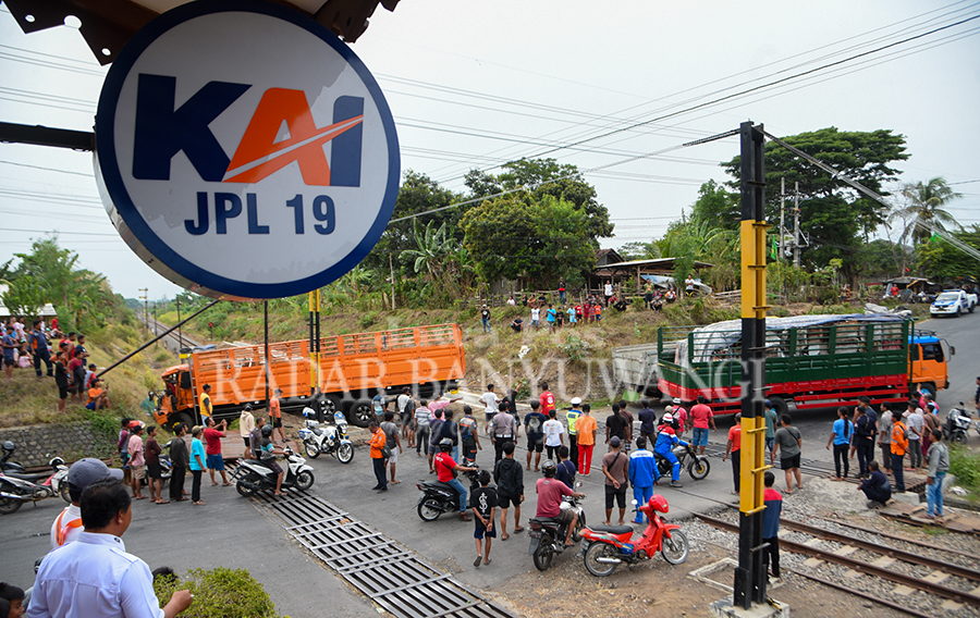 RAWAN: Kecelakaan truk sering terjadi di perlintasan sebidang Jalan Argopuro Banyuwangi. Seperti kejadian truk neylonong pada Januari 2024 silam.
