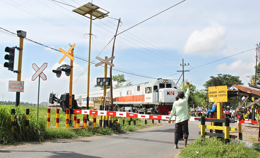 PORTAL BARU: Kereta api melintas di perlintasan sebidang Desa Gumirih, Kecamatan Singojuruh, Banyuwangi.