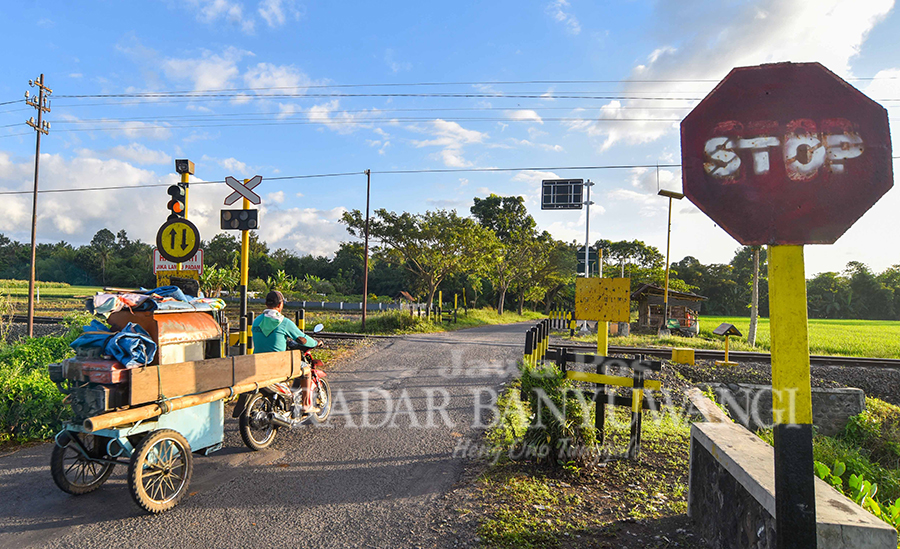 MENYOLOK: Lampu merah dan beberapa rambu dipasang pada perlintasan sebidang tanpa palang pintu di Banyuwangi.