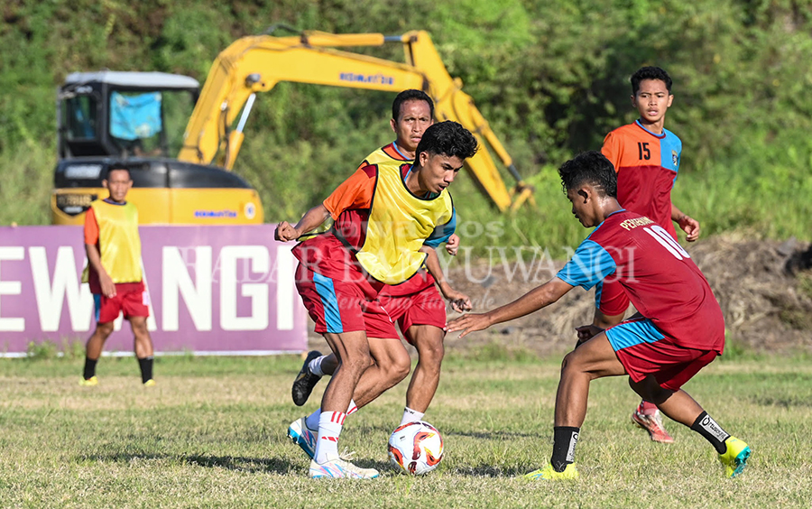 SONGSONG LIGA 3: Pemain Persewangi berlatih di lapangan AIL, Desa Badean, Kecamatan Blimbingsari, pada Kamis (10/10).