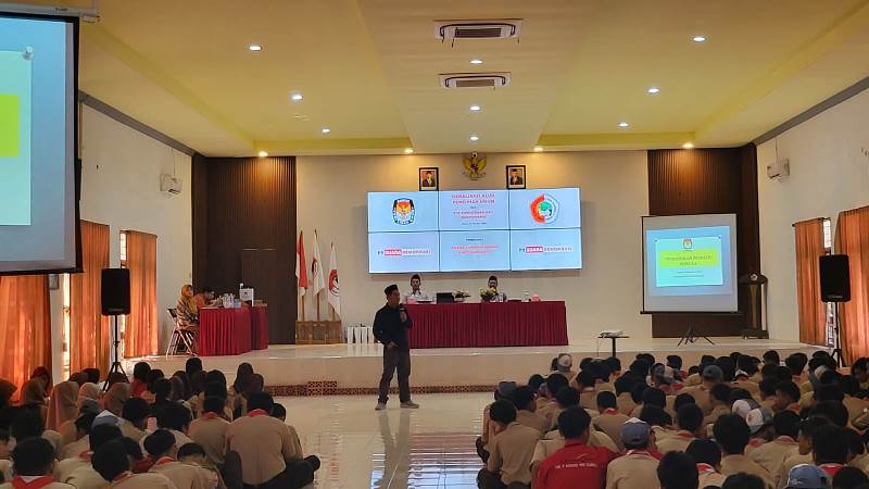 GAET ANTUSIASME: Anang Lukman Afandi memberikan arahan kepada para siswa dalam rangka meningkatkan partisipasi pemilih pada Pilkada 2024, Minggu (13/10).