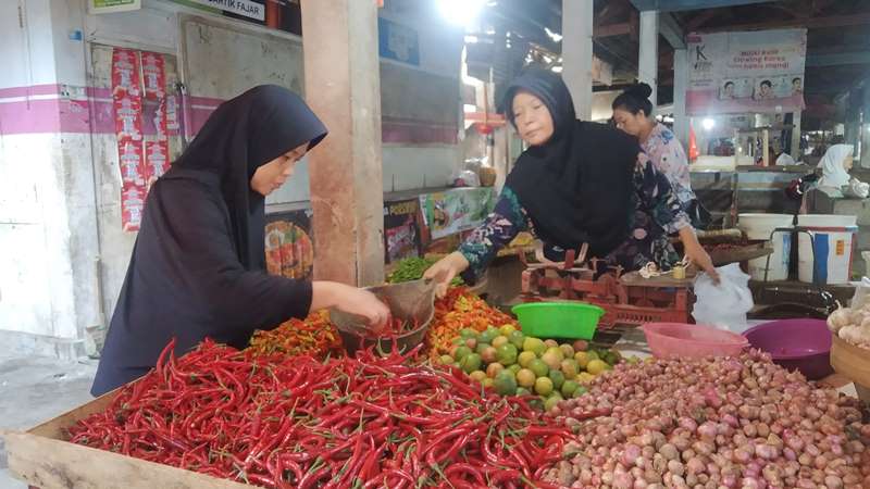 TURUN DRASTIS: Harga cabai merah besar di Pasar Genteng 2, Desa Genteng Kulon, Kecamatan Genteng, turun sejak sebulan lalu Minggu (13/10).