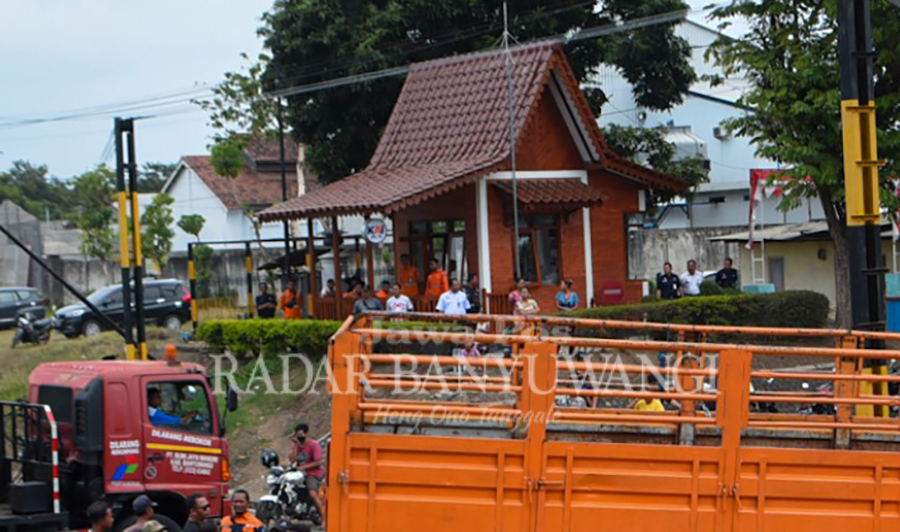 KHAS: Bangunan pos jaga lintasan sebidang di Jalan Argopuro Banyuwangi berciri khas rumah adat Suku Osing.