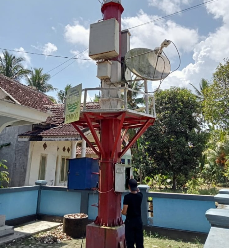 DICEK: Petugas saat memeriksa EWS di Pantai Pancer, Desa Sumberagung, Kecamatan Pesanggaran pada Minggu (13/10).